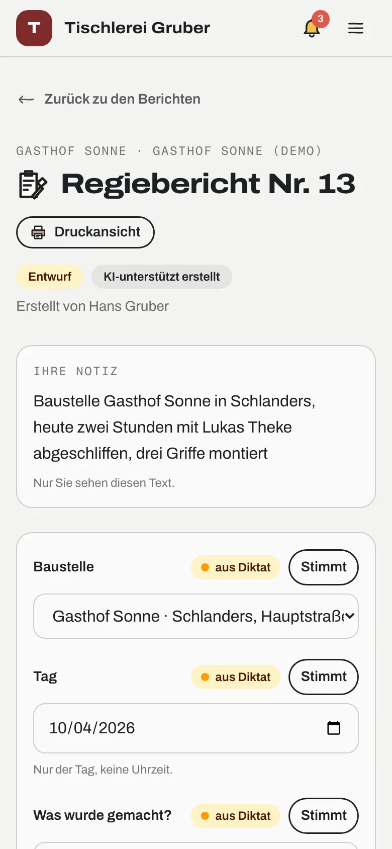 Regiebericht-Entwurf am Handy: Baustelle, Tag und Arbeit sind mit „aus Diktat“ markiert, daneben jeweils der Knopf „Stimmt“.