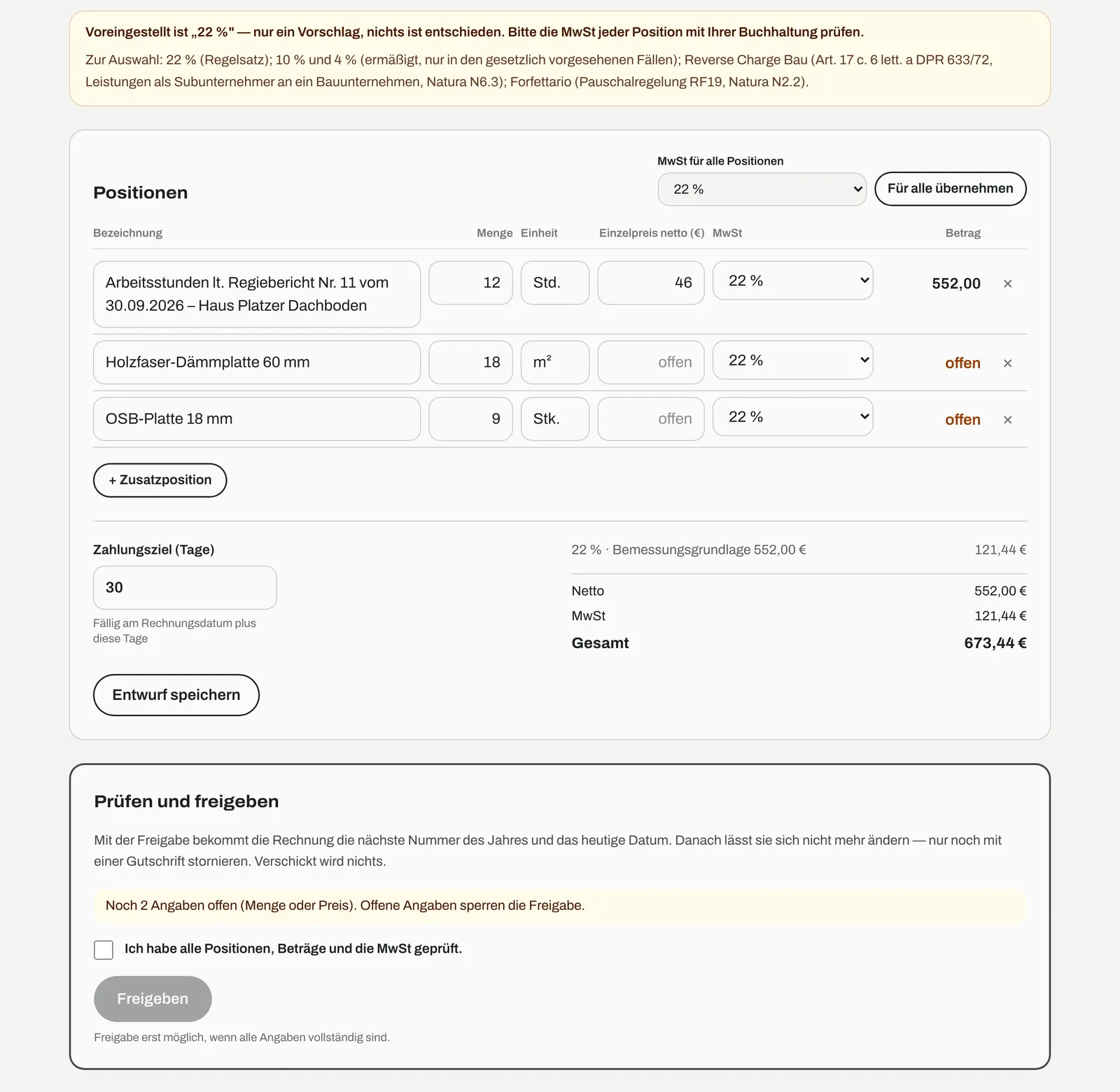 Rechnungsentwurf aus einem freigegebenen Regiebericht: Positionen mit MwSt-Auswahl, Hinweis, dass 22 % nur ein Vorschlag ist, Summen und der Kasten „Prüfen und freigeben“.